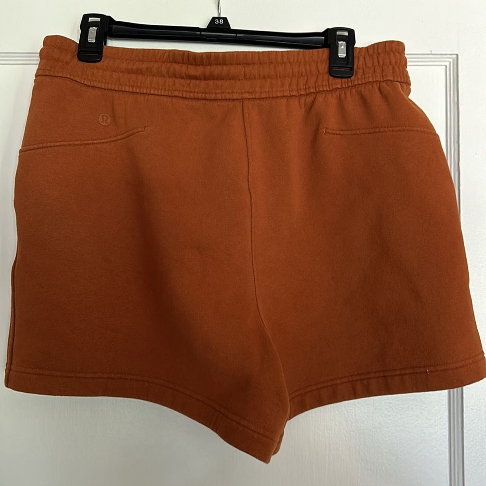 Lululemon cinnamon color fleece lined short pants/ 2 side pockets. No noted flaw - Picture 4 of 8